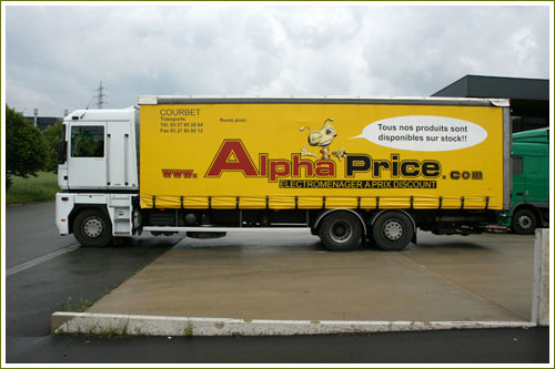 Un des camions d'Alphaprice aux couleurs du site
