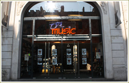L'entrée du magasin Total Music